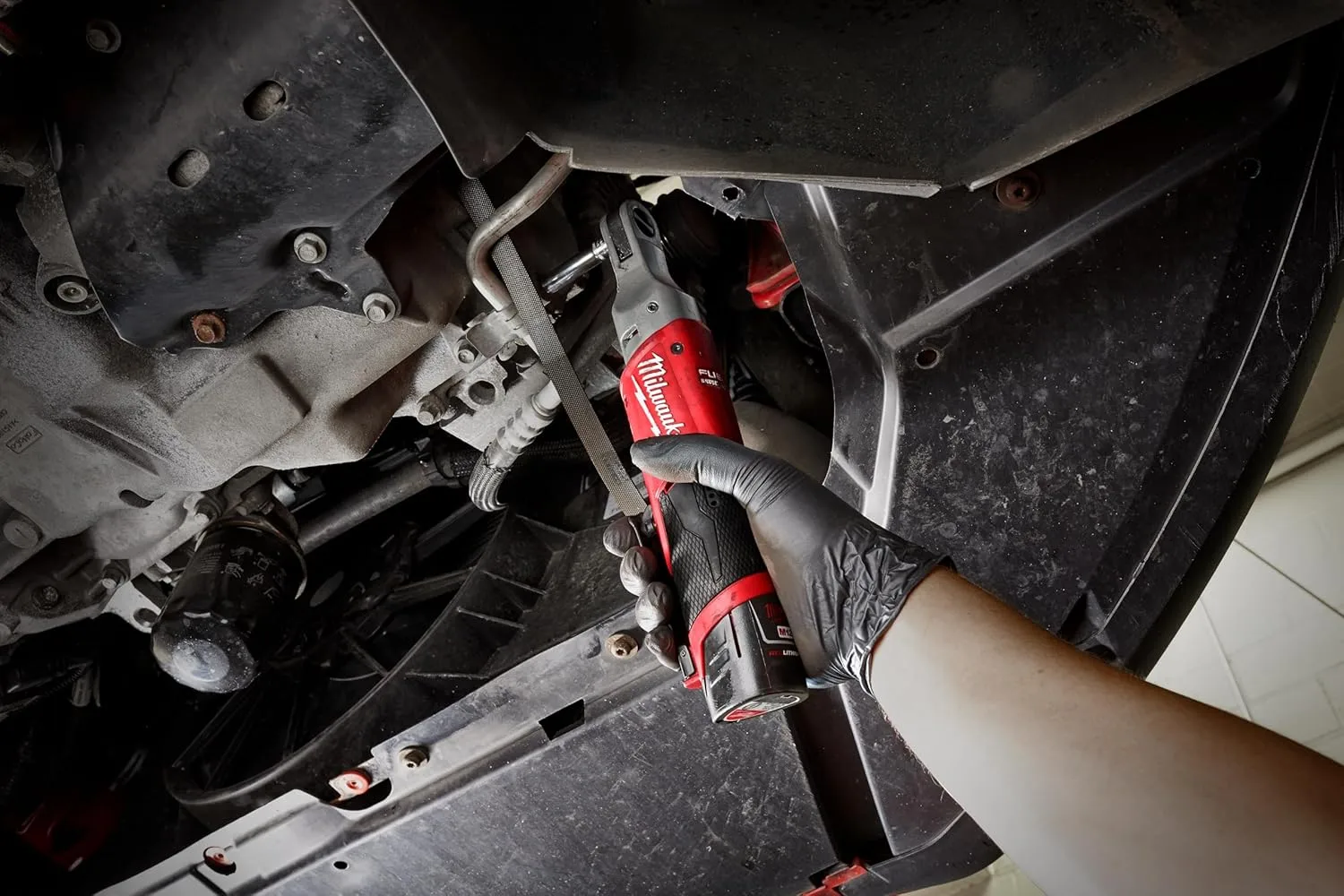 Milwaukee M12 FUEL 1/2" Ratchet with 2 Batteries and Charger Kit 2558-22