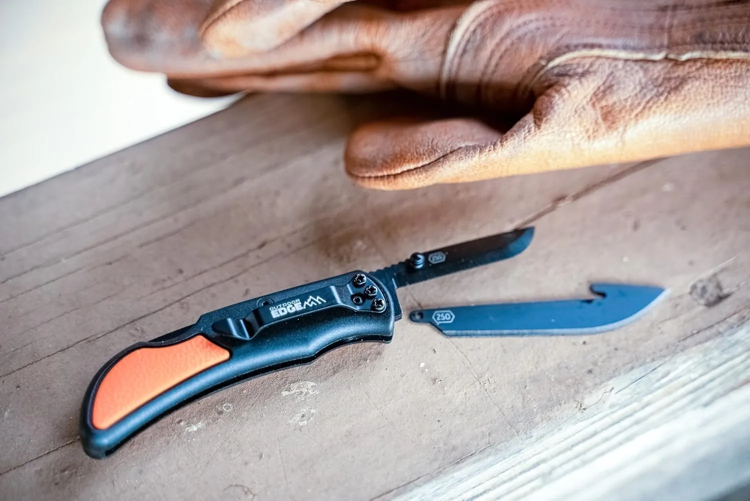 OUTDOOR EDGE Razor EDC Lite 2.5" Replaceable-Blade Folding Pocket Knife with Clip