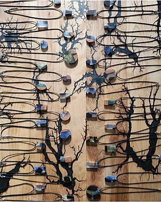 Pendentif en bois et époxy