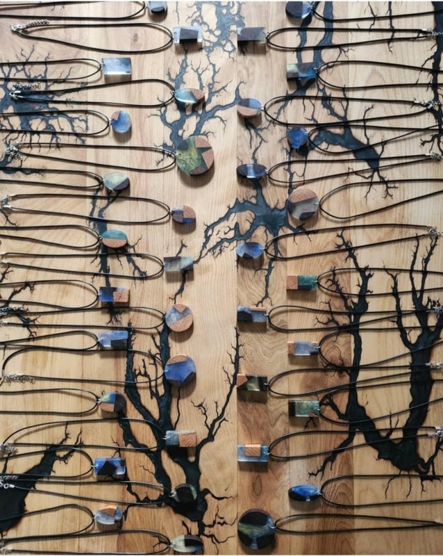 Pendentif en bois et époxy Pendentif en bois et époxy