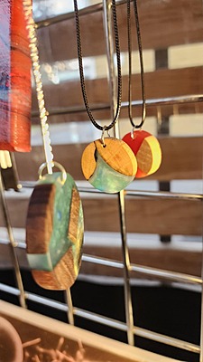 Pendentif en bois et époxy Pendentif en bois et époxy