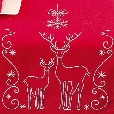 Runner Ricamo Cervi e Cristalli di Neve 30x105 cm Runner Ricamo Cervi e Cristalli di Neve 30x105 cm