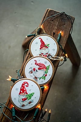 3 Miniature Gnomi Natale - Set per ricamo a punto croce 3 Miniature Gnomi Natale - Set per ricamo a punto croce