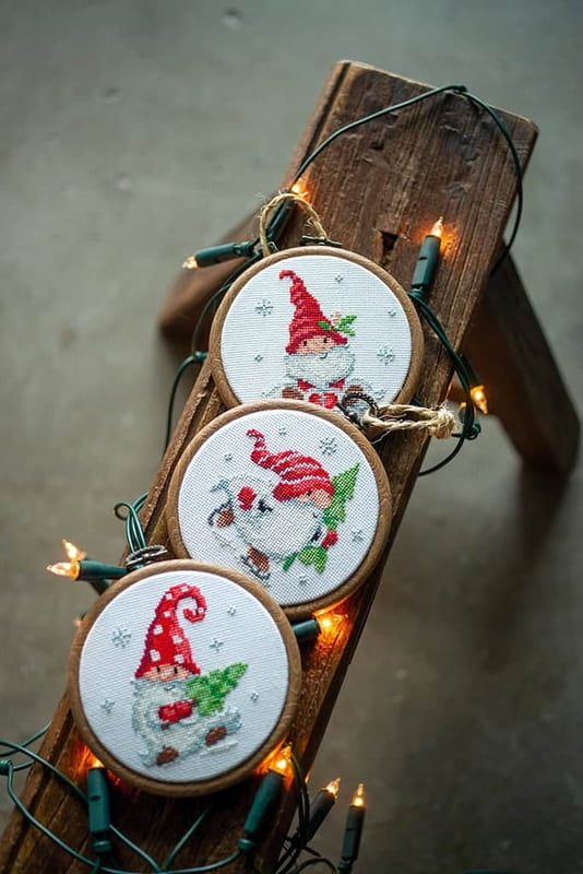 3 Miniature Gnomi Natale - Set per ricamo a punto croce 3 Miniature Gnomi Natale - Set per ricamo a punto croce