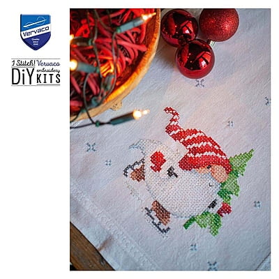 Tovaglietta ricamo punto croce prestampato serie Gnomi di Natale Tovaglietta ricamo punto croce prestampato serie Gnomi di Natale