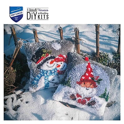 Kit Latch Hook Cuscino Gnomo di Natale sulla Neve Kit Latch Hook Cuscino Gnomo di Natale sulla Neve