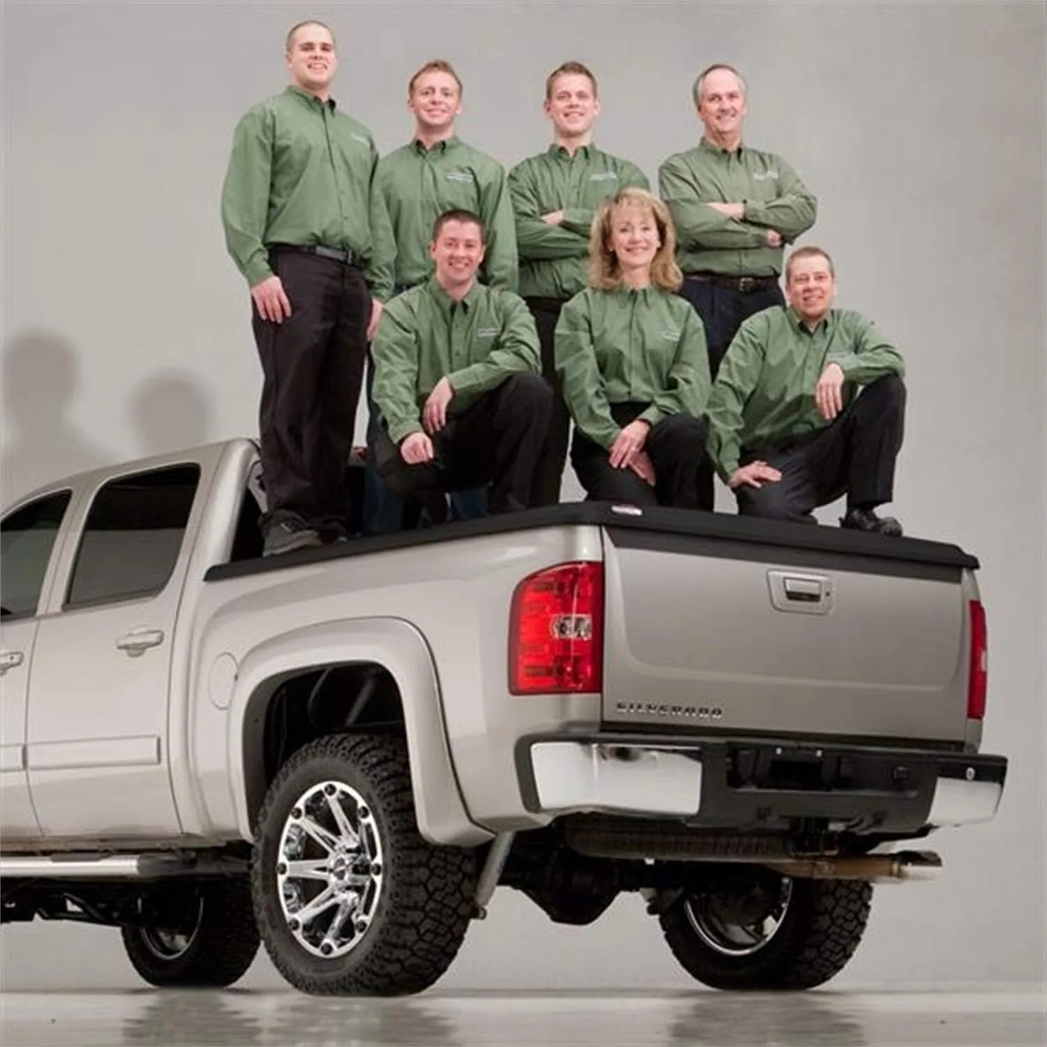 RealTruck UnderCover SE One-Piece Truck Bed Tonneau Cover