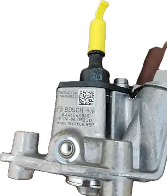 RE560468 - DEF DOSER INJECTOR JOHN DEERE - NEW GENUINE BOSCH