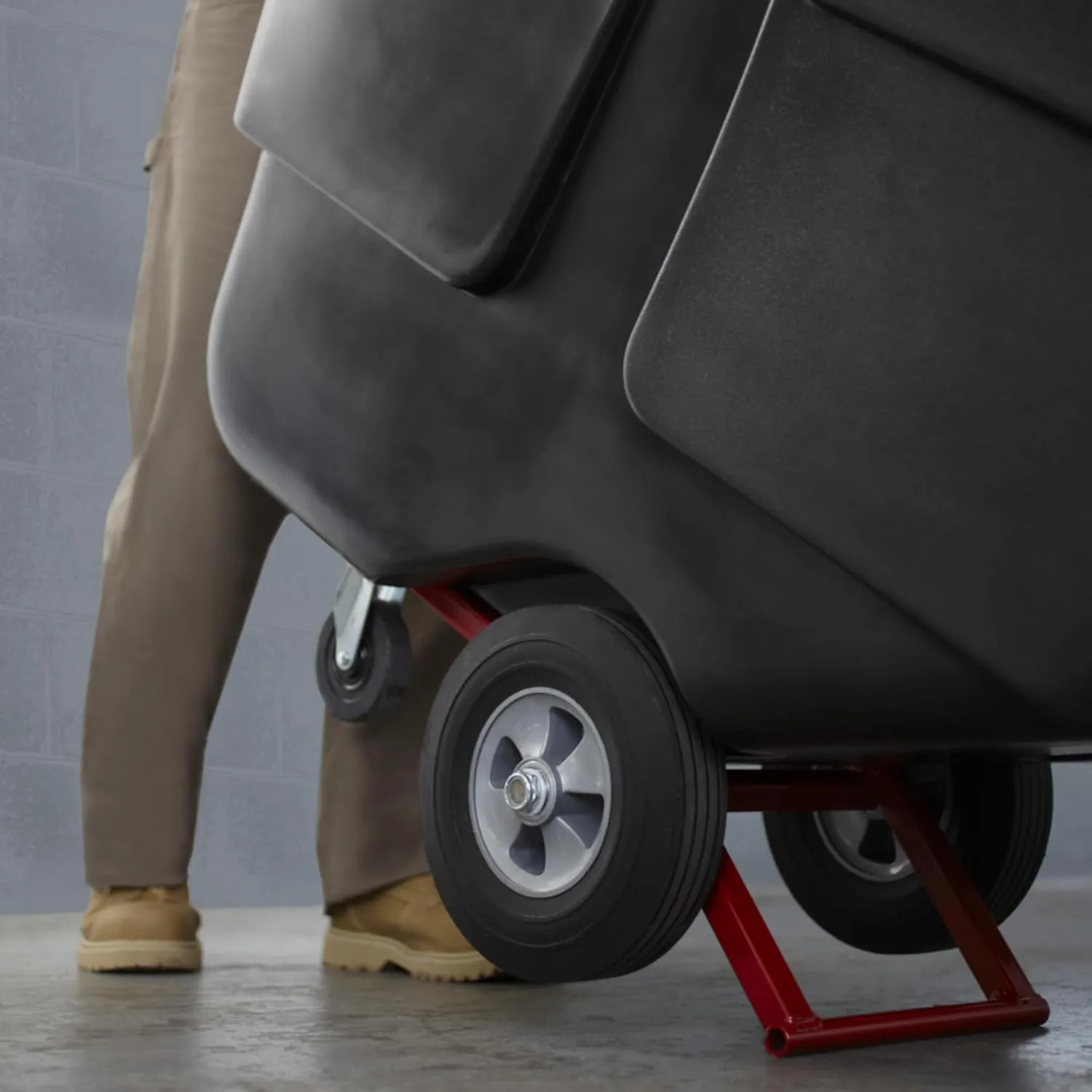 Rubbermaid Commercial 1 cu yd Tilt Truck, 850 lb Capacity, Black