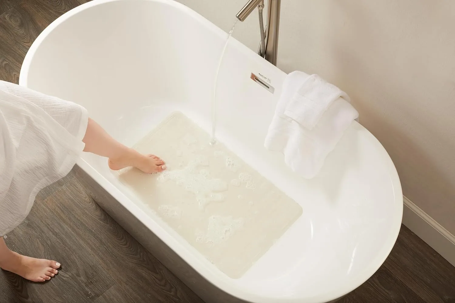 Rubbermaid Commercial Products Safti-Grip Bath Mat, Large, White, Suction-Backed