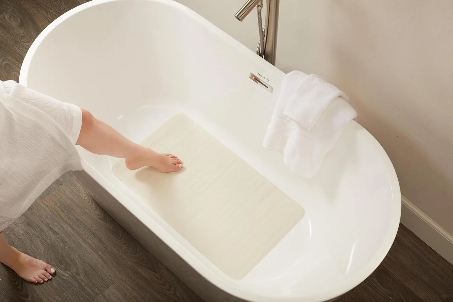 Rubbermaid Commercial Products Safti-Grip Bath Mat, Large, White, Suction-Backed
