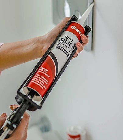 Applying silicone sealant countertop