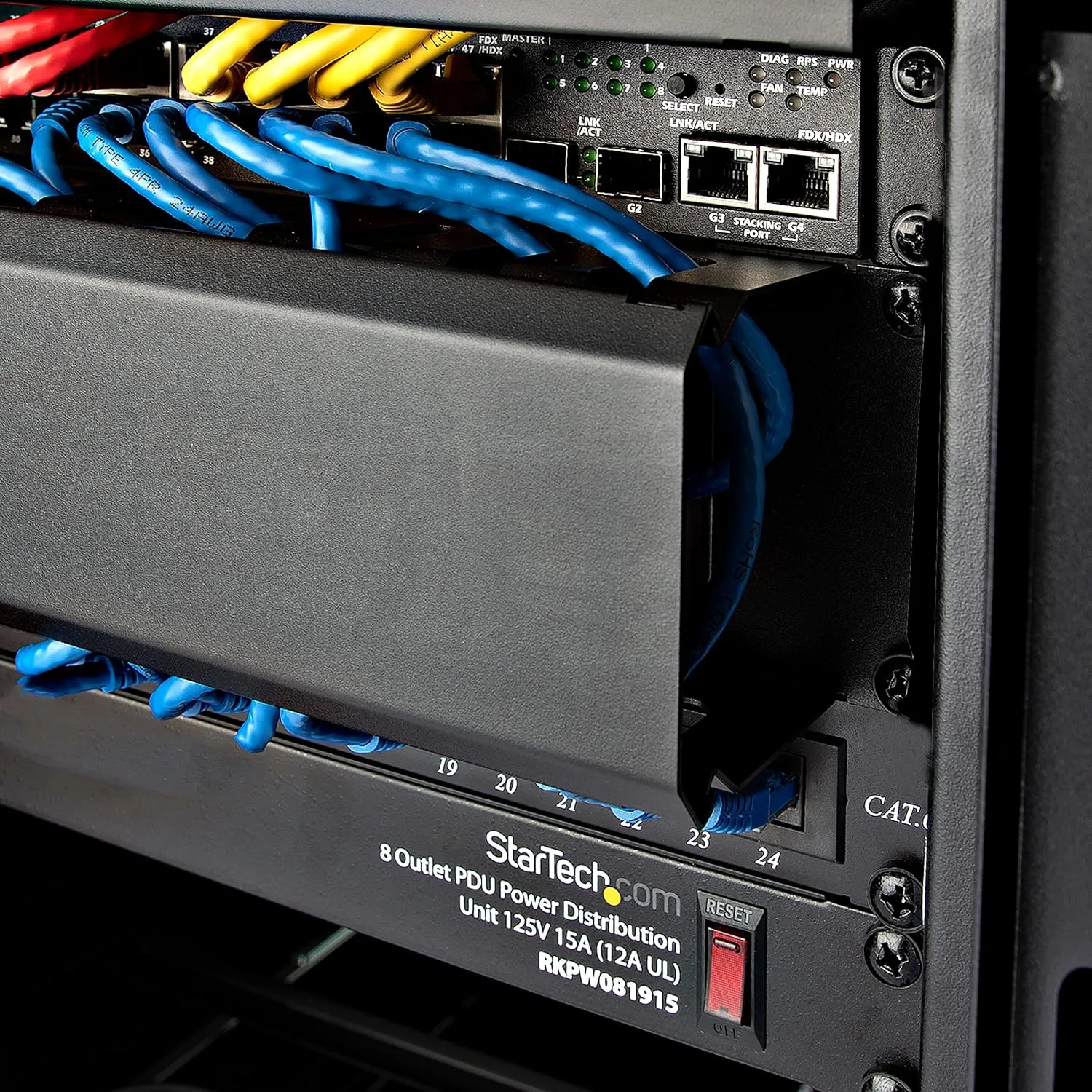 StarTech.com Horizontal 2U Server Rack Cable Management Finger Duct w/ Cover - 19" Network Rack Wire Duct Raceway Panel