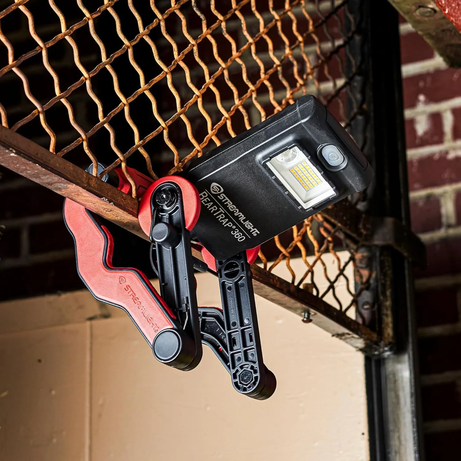 Streamlight 61523 BearTrap 360 2000-Lumen Rechargeable Work Light with Spot and Floods Modes, Rotating Body