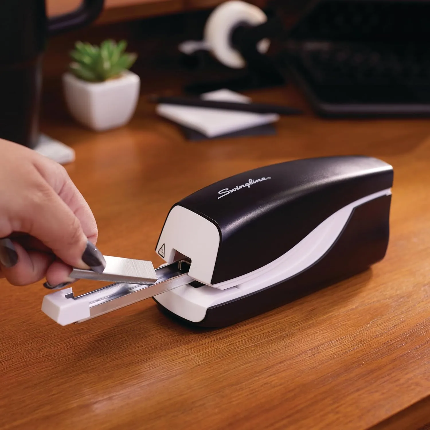 SWINGLINE Electric Stapler, 20-Sheet Capacity, Battery Powered