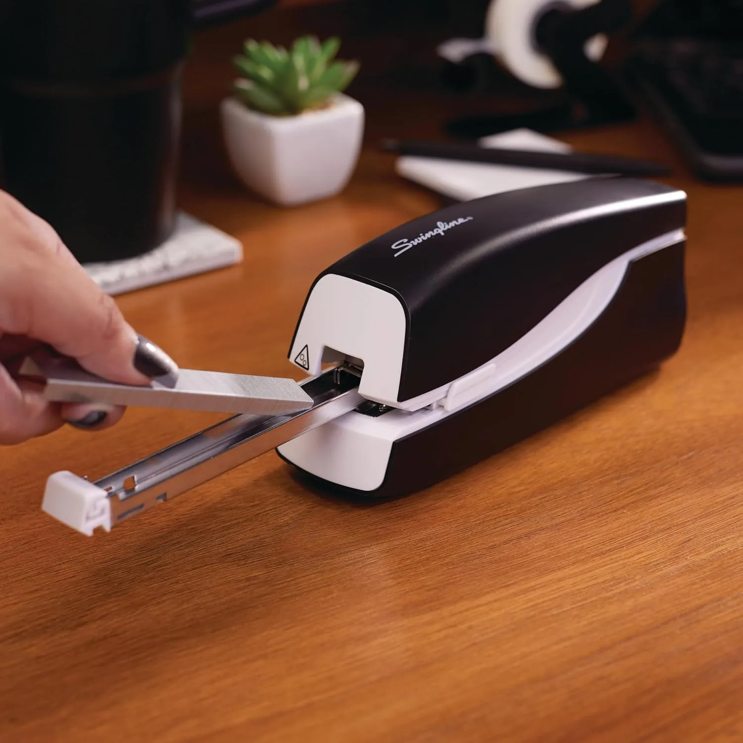 SWINGLINE Electric Stapler, 20-Sheet Capacity, Battery Powered