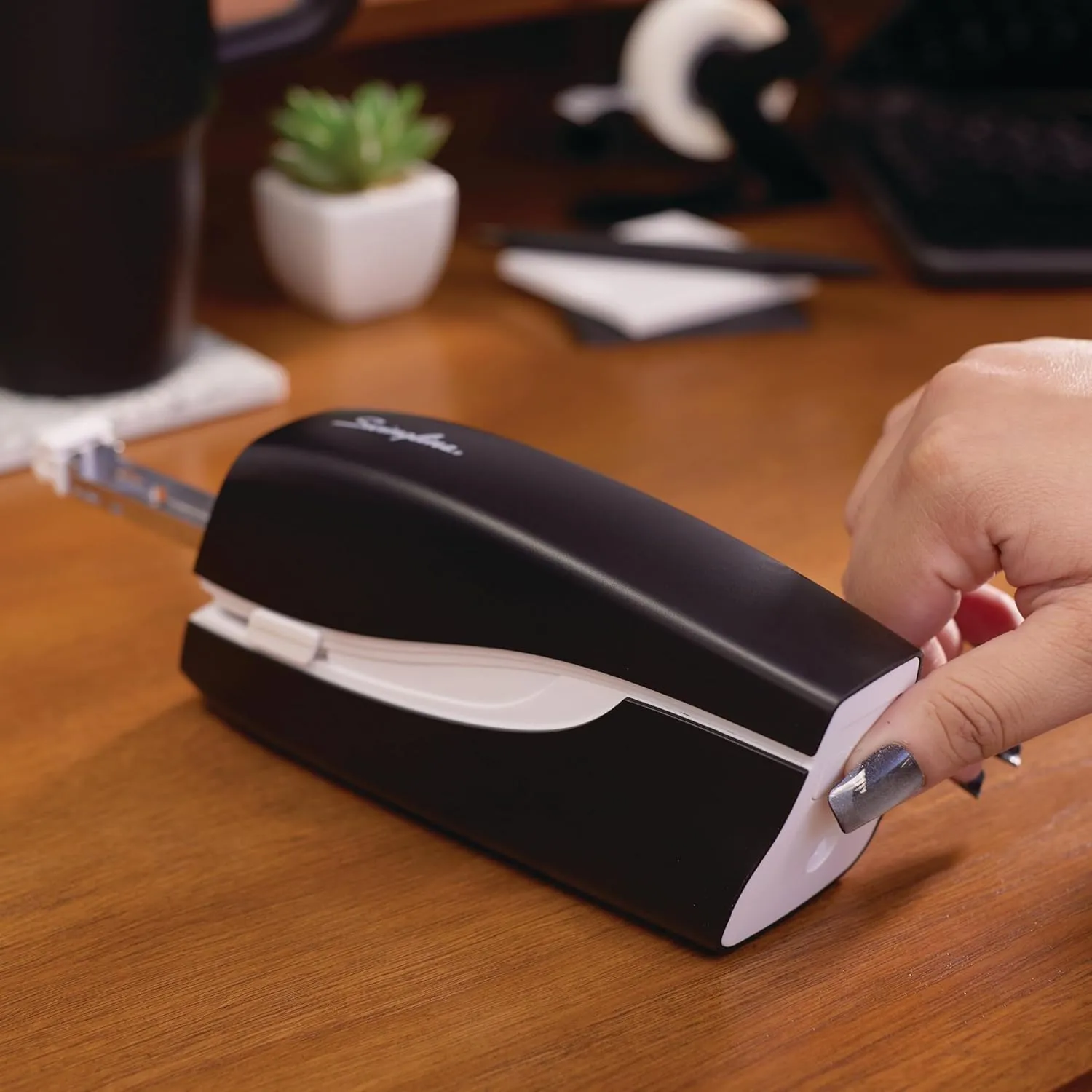 SWINGLINE Electric Stapler, 20-Sheet Capacity, Battery Powered