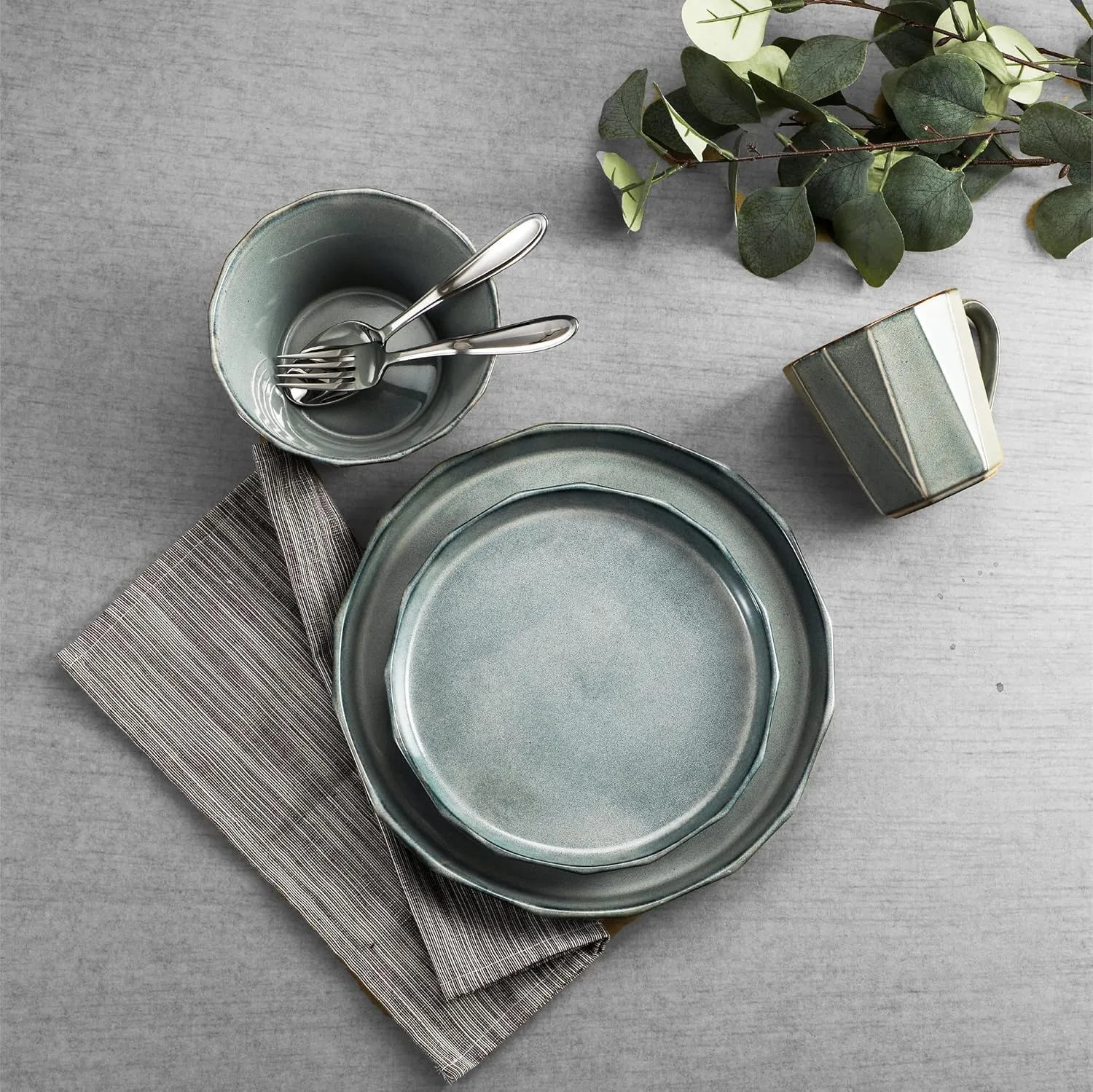 TABLE 12 16-Piece Dinnerware Set, Service for 4