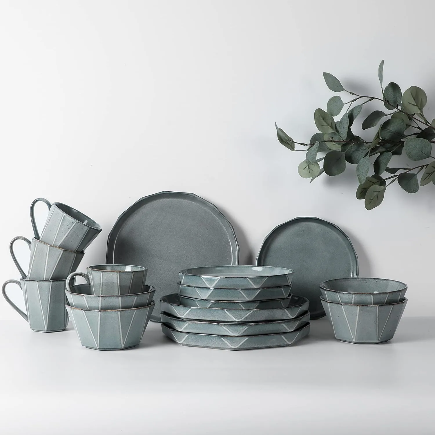 TABLE 12 16-Piece Dinnerware Set, Service for 4