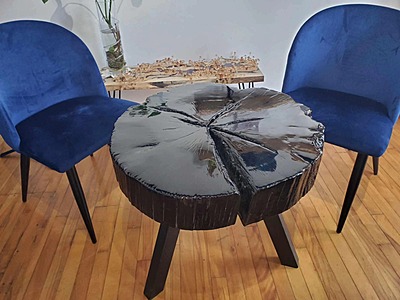 Table ronde en érable brulé Table ronde en érable brulé