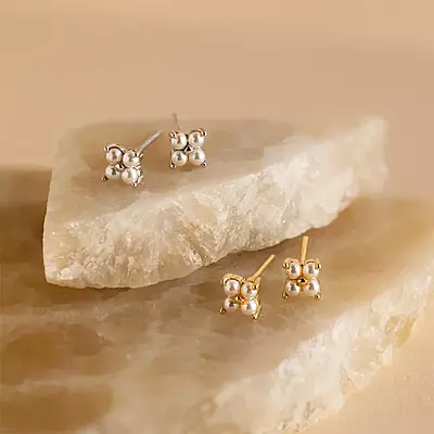 Pearl Flower Delicate Earrings Gold