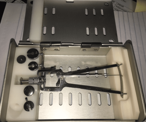 tonometro storz- manual de schiotz E5754 certificado por gulden testing station con estuche de proteccion de piel tonometro storz- manual de schiotz E5754 certificado por gulden testing station con estuche de proteccion de piel